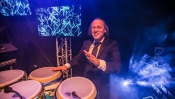 Cherokee op percussie @SynerLogic The Men in Black Show