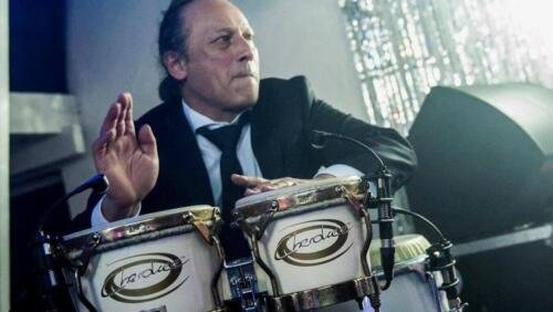 Cherokee op percussie @Ridderhof tafel feest The Men in Black Show